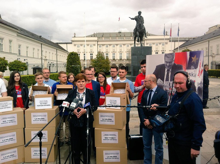 PiS pokazuje zmielone podpisy